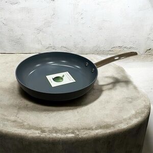 Sleek Gray Non-Stick Frying Pan